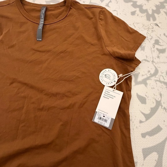 Vuori NEW TSHIRT SIZE XL S/S Feather Classic Tee Rum WOMENS NWT Rust Brown Color - Picture 2 of 4
